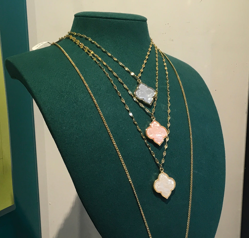 Quarterfoil pendant necklace pink/blue/white
